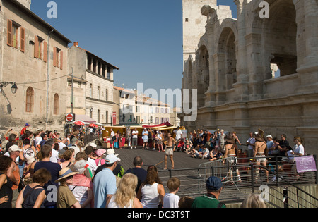 GLADIATOR VISUALIZZA ANFITEATRO ROMANO ROVINE ARLES PROVENCE FRANCIA Foto Stock