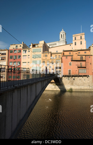 Il Footbridge CASAS PENJADES sul fiume Onyar GIRONA Catalogna SPAGNA Foto Stock