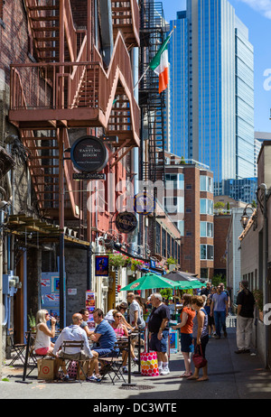 Bar e ristoranti sul Post vicolo dietro il Mercato di Pike Place nel centro di Seattle, Washington, Stati Uniti d'America Foto Stock