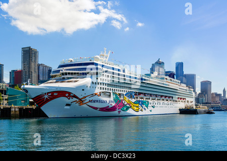 La Norwegian Cruise Lines nave da crociera "Norwegian Jewel' ormeggiata al Porto di Seattle, Washington, Stati Uniti d'America Foto Stock