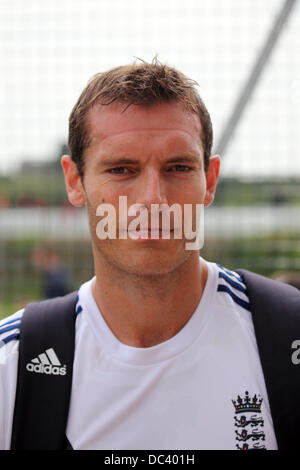 Durham, Regno Unito. 8 agosto 2013. Chris Tremlett in Inghilterra la sessione di training al Riverside Terreno in Chester-le-Street. La sessione è stata la squadra finale pratica prima del 4° Investec Ceneri Test match tra Inghilterra e Australia. © whyeyephotography.c Foto Stock