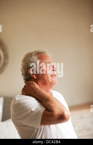 Senior uomo con collo nel dolore Foto Stock