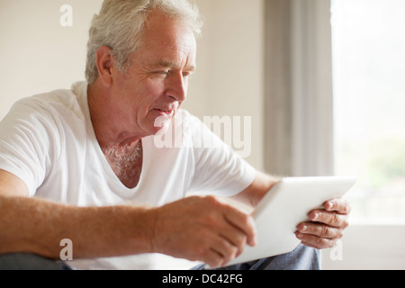 Senior uomo con tavoletta digitale Foto Stock