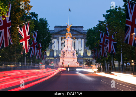 Il centro commerciale di notte con il monumento di Victoria e Buckingham Palace London REGNO UNITO Foto Stock