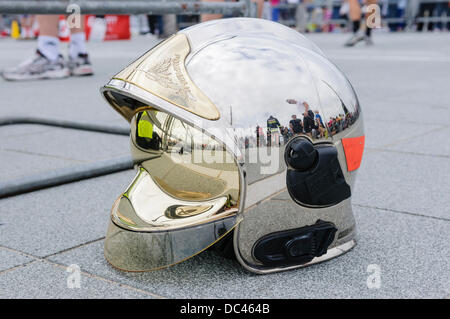 Belfast, Irlanda del Nord. 8 agosto 2013 - mirroring casco antincendio al Ultimate Firefighter evento mondiale, la polizia e i Vigili del Fuoco (giochi WPFG) Credito: Stephen Barnes/Alamy Live News Foto Stock