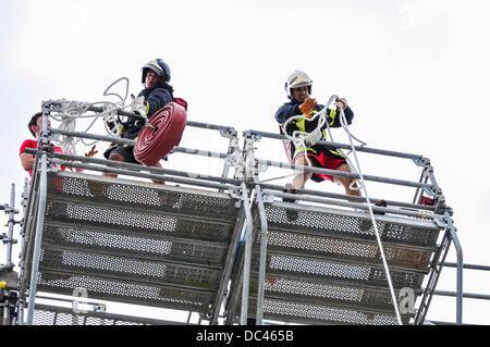 Belfast, Irlanda del Nord. 8 agosto 2013 - Due vigili del fuoco tirare hosepipes oltre 100ft su un gantry all'ultimo evento vigile del fuoco, mondo di polizia e dei vigili del fuoco di giochi (WPFG) Credito: Stephen Barnes/Alamy Live News Foto Stock