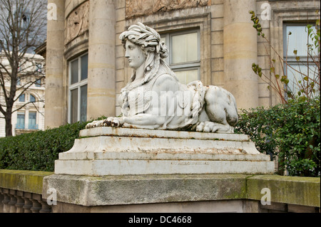 Ghisa scultura di Sphinx, Hôtel de Salm, Parigi. Foto Stock