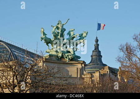 Una parte del tetto del Grand Palais (lato vicino alla Senna), che mostra il gruppo bronzeo armonia trionfo su discordia, di Georg Foto Stock