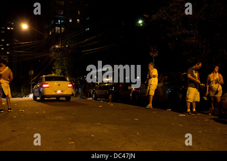 Alla fine della notte dopo una strada di carnevale in Vila Madalena, Sao Paulo, Brasile, febbraio 2013. Foto Stock