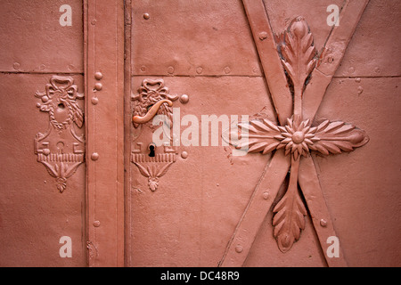 Maniglie e serrature delle porte sul ferro vecchio porta marrone Foto Stock