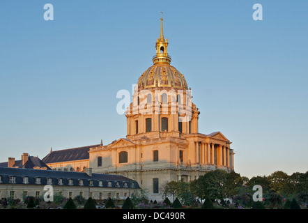 Tramonto sulla cattedrale Saint-Louis des Invalides e l Eglise du Dôme. Foto Stock