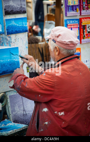 Artista aggiunta la Torre Eiffel per la sua pittura in Place de Tertre a Montmartre, Parigi Francia Foto Stock