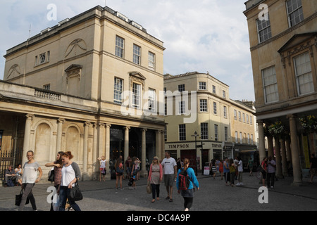 Persone che camminano attraverso Stall Street nel centro di Bath Inghilterra, città inglese streetscene Foto Stock