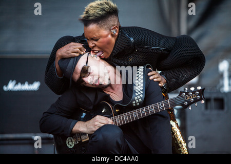 La pelle della band inglese Skunk Anansie suona dal vivo durante il Festivale Sziget a Budapest (Ungheria) Foto Stock