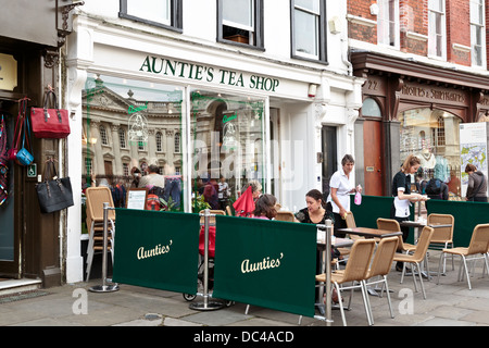 Persone a pranzare in zia's Tea Shop in Cambridge, Inghilterra Foto Stock