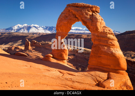 Delicate Arch con il LaSalle montagne al di là, Arches National Park nello Utah Stati Uniti d'America Foto Stock