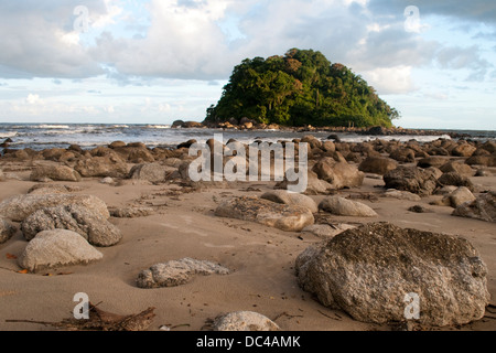 Praia Mansa (spiaggia tranquilla) in Caiobá, città Matinhos, dello stato del Paraná shore, Brasile del Sud. Isola tartaruga (Ilha da Tartaruga) Foto Stock