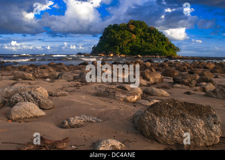 Praia Mansa (spiaggia tranquilla) in Caiobá, città Matinhos, dello stato del Paraná shore, Brasile del Sud. Isola tartaruga (Ilha da Tartaruga) Foto Stock