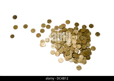 Un sacco di monete sparse su sfondo bianco Foto Stock