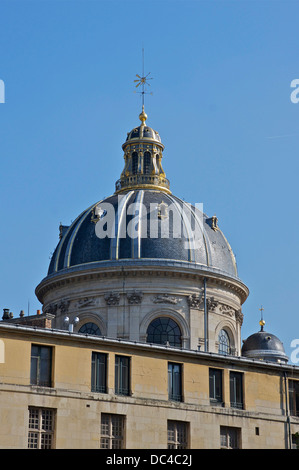 La Cupola dell'Institut de France , visto da Quai Malaquais in Parigi, 6° arrondissement. Foto Stock