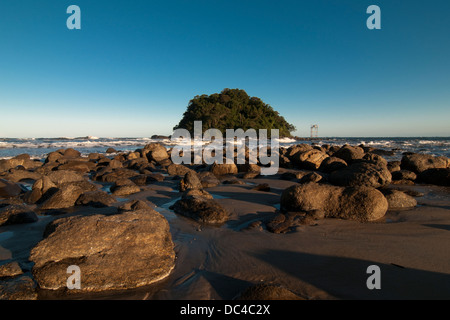 Praia Mansa (spiaggia tranquilla) in Caiobá, città Matinhos, dello stato del Paraná shore, Brasile del Sud. Isola tartaruga (Ilha da Tartaruga) Foto Stock