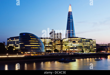 La Shard e Municipio notte London REGNO UNITO Foto Stock