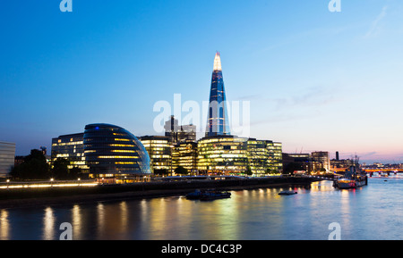 La Shard e Municipio notte London REGNO UNITO Foto Stock