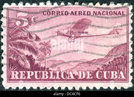 Un francobollo stampato in Cuba, mostra un aereo Ford a 4 A (l'Oca stagno) oltre il paesaggio di montagna Foto Stock