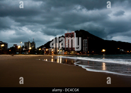 Praia Mança (manca la spiaggia) a Caiobá, Matinhos città dello stato del Paraná shore, Brasile Foto Stock