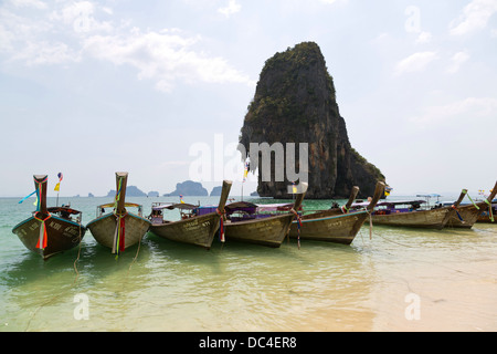 Traghetti tradizionali sul Railay Beach nella provincia di Krabi, Thailandia Foto Stock