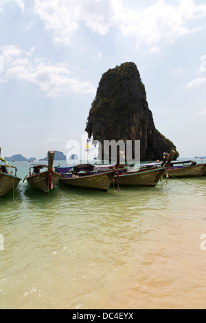 Traghetti tradizionali sul Railay Beach nella provincia di Krabi, Thailandia Foto Stock