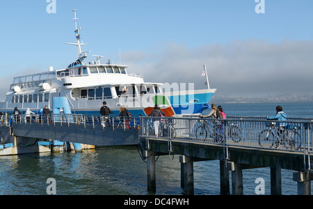 I passeggeri con bici imbarco traghetti per SF, Sausalito CA Foto Stock