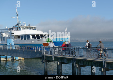 I passeggeri con bici imbarco traghetti per SF, Sausalito CA Foto Stock