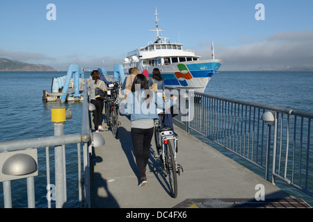 I passeggeri con bici imbarco traghetti per SF, Sausalito CA Foto Stock