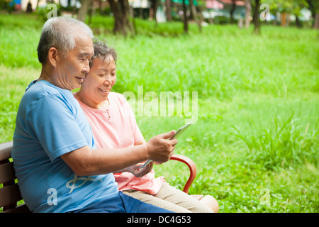 Felice seniors asiatica giovane con i tablet pc Foto Stock