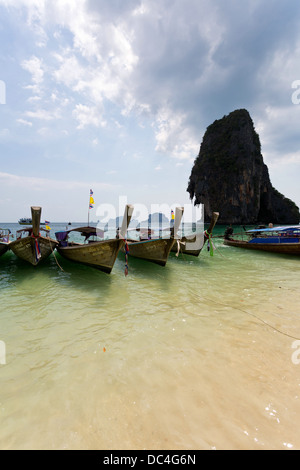 Traghetti tradizionali sul Railay Beach nella provincia di Krabi, Thailandia Foto Stock