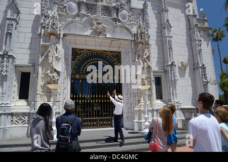 Il Castello di Hearst ingresso anteriore con guida del tour e il gruppo di San Simeone, CA Foto Stock