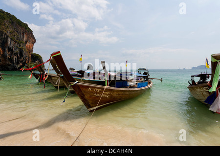 Traghetti tradizionali sul Railay Beach nella provincia di Krabi, Thailandia Foto Stock