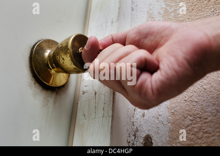 Lo sblocco o la chiusura di una porta. Foto Stock