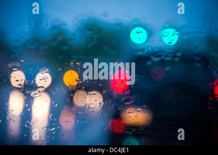 La pioggia sul parabrezza Cars driving in tempesta di pioggia Foto Stock