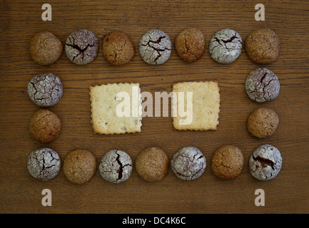 Tavola di legno con cioccolato, zenzero e nocciola cookies frame, ornamento impilati Foto Stock