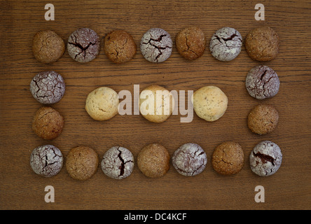 Tavola di legno con cioccolato, zenzero e nocciola cookies frame, ornamento impilati Foto Stock