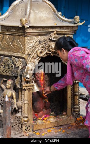 Offerte per un Ganesh santuario di Indra Chowk, Kathmandu. Foto Stock