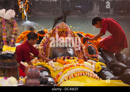 Budhanilkantha, casa di una grande statua reclinata di Vishnu come Narayan, il creatore della vita. Foto Stock