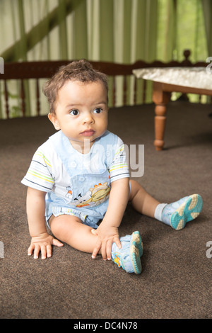 Nero Africa adorabili baby boy. Il concetto di infanzia e famiglia Foto Stock