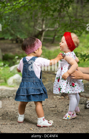 Due anni bambino adorabili ragazze giocando sulla natura d'estate Foto Stock