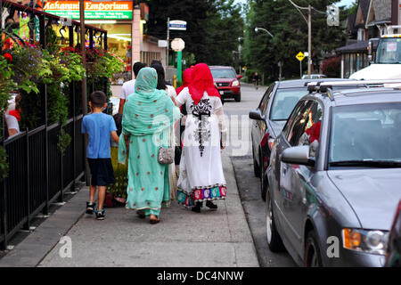 Toronto, Canada. 08 Ago, 2013. La famiglia musulmana di Eid cena a Toronto. Credito: CharlineXia/Alamy Live News Foto Stock