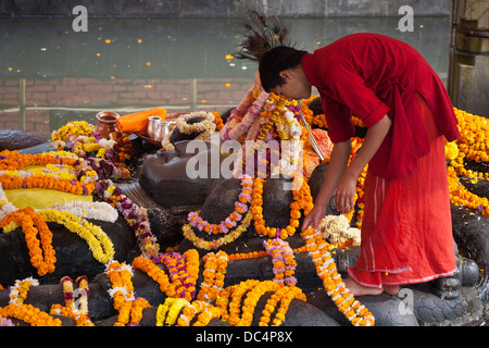 Budhanilkantha, casa di una grande statua reclinata di Vishnu come Narayan, il creatore della vita. Foto Stock