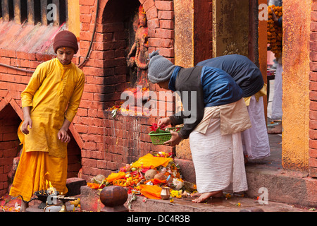 Budhanilkantha, casa di una grande statua reclinata di Vishnu come Narayan, il creatore della vita. Foto Stock