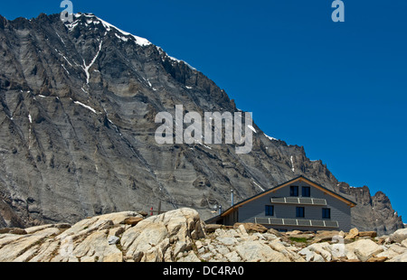MINERGIE a basso consumo energetico del rifugio di montagna Loetschenpasshuette al di sotto del picco Balmhorn, Vallese, Svizzera Foto Stock